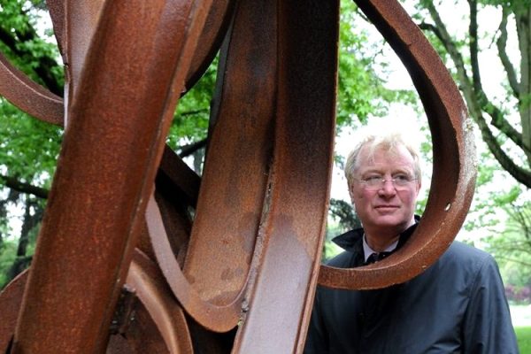 DDM-MICHEL LABONNE- JEAN PIERRE RIVES ARTISTE SCULPTEUR TERMINE L'INSTALLATION DE SES SCULPTURES MONUMENTALES  DANS LES JARDINS DU GRAND ROND A TOULOUSE
EXPOSITION  DU 6 MAI AU 15 SEPTEMBRE 2010